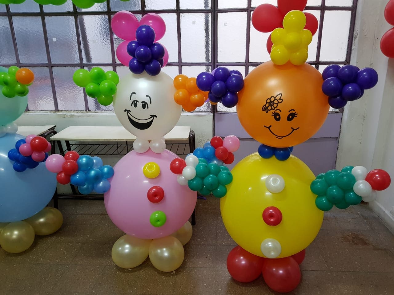 Payasines Imagen de Payasines Descripcion: Payasos gigante con piñata de globos para cumpleaños,eventos infantiles.