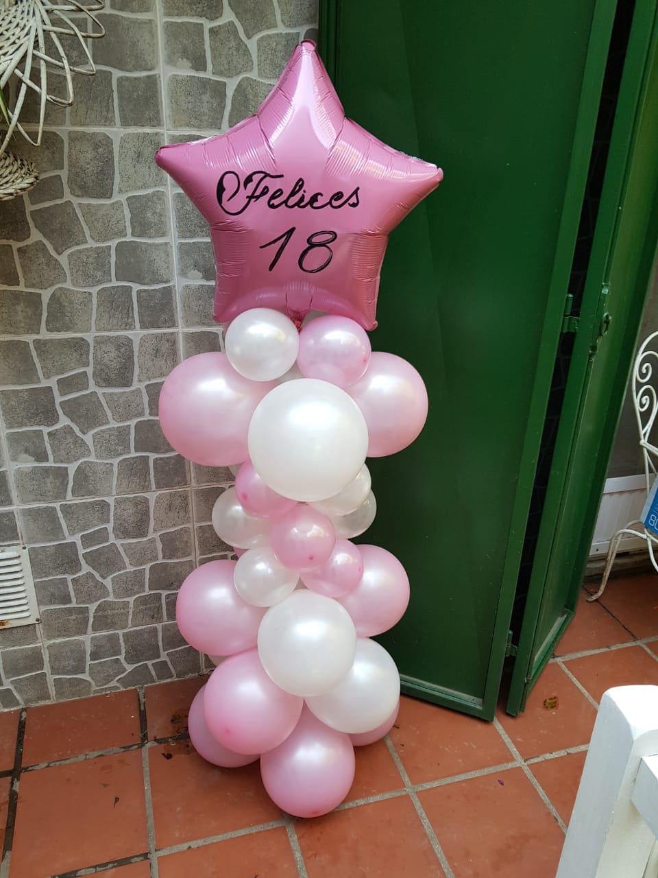 Columna Felices 18 Imagen de Columna Felices 18 Descripcion: Columna de globos con frase personalizada, diseños y color a conveniencia del cliente