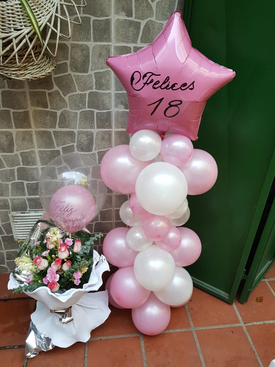 Imagen de Columna con ramo Descripcion: Columna de globos más un ramo a tono con la columna