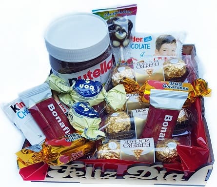 Imagen de Dulce regalo Descripcion: Bandeja con nutella, 4 ferreros de 3 unidades(12 ferreros), 2 bon o bon , 2 kiners de 4 barras cada uno, un chupelatin de chocolate, 2 bonafides y 2 chocolates dos corazones.