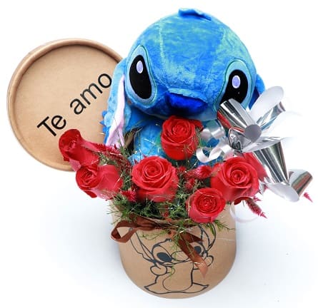 Imagen de Puro amor Descripcion: 6 rosas en caja stich, con peluche stich brillos moño y decoraciónes 
