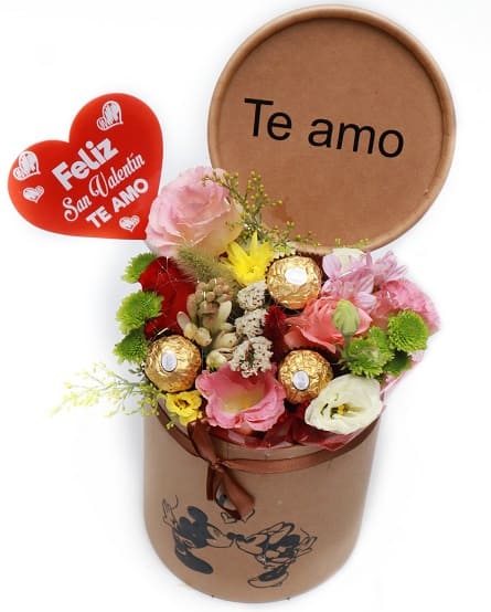 Imagen de Algo contigo Descripcion: Caja de flores variadas, con 3 ferreros brillos y decoraciones.
