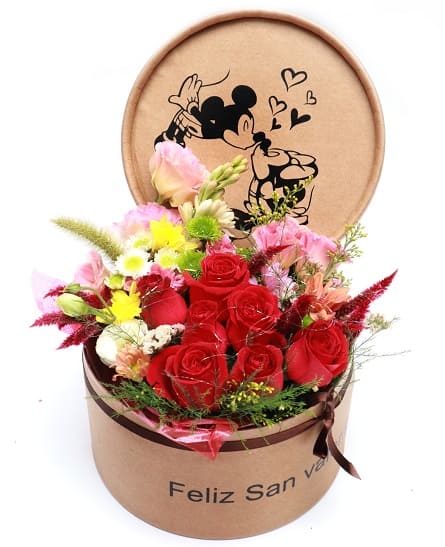 Imagen de Besame Descripcion: caja grande con 7 rosas y flores variadas 