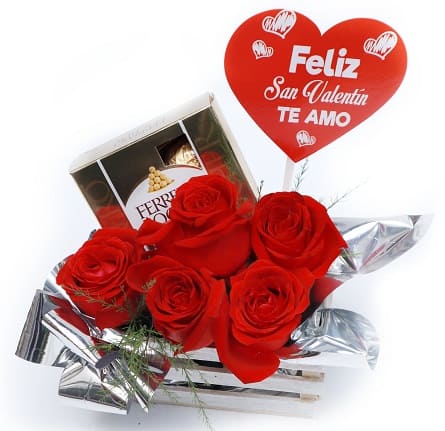 Imagen de Placer conocerte Descripcion: Cajita con 5 rosas y  ferreros con cartes de feliz dia