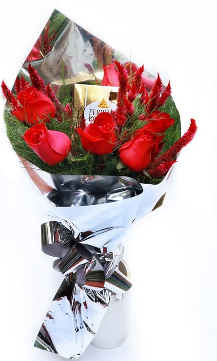 Imagen de Querida Mia Descripcion: Ramo de 6 rosas con otras flores caja de ferreros 4 unidades y papel de brillos