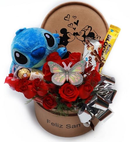 Imagen de Amor eterno Descripcion: Caja grande con 12 rosas, stich peluche, mariposa brillos, un block grande, kinder bueno y ferreros.