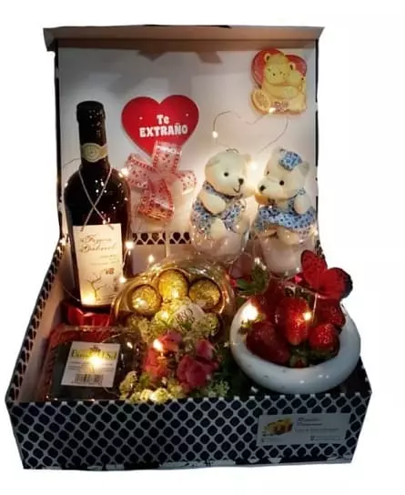 Imagen de Gran valor Descripcion: Canasta Premiun con vino, frutillas, arandanos, dos copas, peluches chiquitos llavero juego, ferreros rocher, un ramo de flores variadas y luces con pila asi cuando lo reciba se sorprenda!