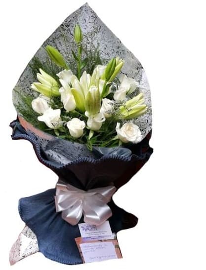 Imagen de Nosotros Descripcion: 6 Rosas blancas mas liliums shipsofila, todo en tonos blancos delicados, crepe moño y dedicatoria.