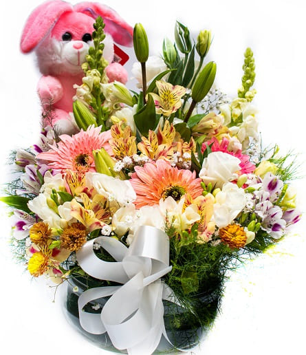 Imagen de Suerte pura Descripcion: Arreglo floral con base de vidrio, esponja que hidrata las flores, y oso de peluche 20 cm.