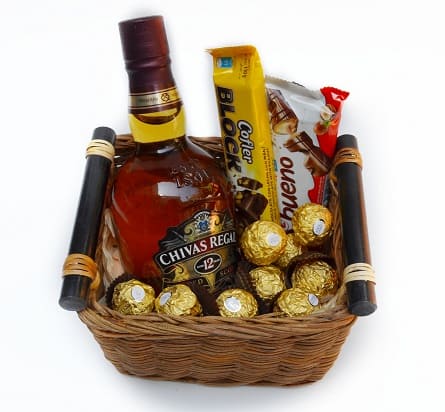Imagen de Papa querido Descripcion: Canasta con whisky Chivas Regal 750ml 9 ferreros rocher un kinder bueno y un block grande 