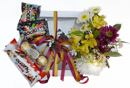 Imagen de La Mejor del mundo Descripcion: Caja de regalo con flores variadas , chocolates ( kinder bueno, ferrero rocher de 3 unidades y 2 rocklets)

 

 
