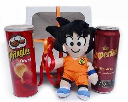 Imagen de Anime combo Descripcion: Personaje de Anime en este caso Dragon Ball una cerveza y papas en caja de regalo decorada con dedicatoria y moño.