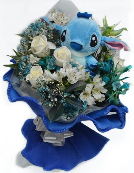 Imagen de Enamorandome de ti Descripcion: Ramo Azul con 4 rosas blancas y otras flores en tonos  azules con peluche de stick 
