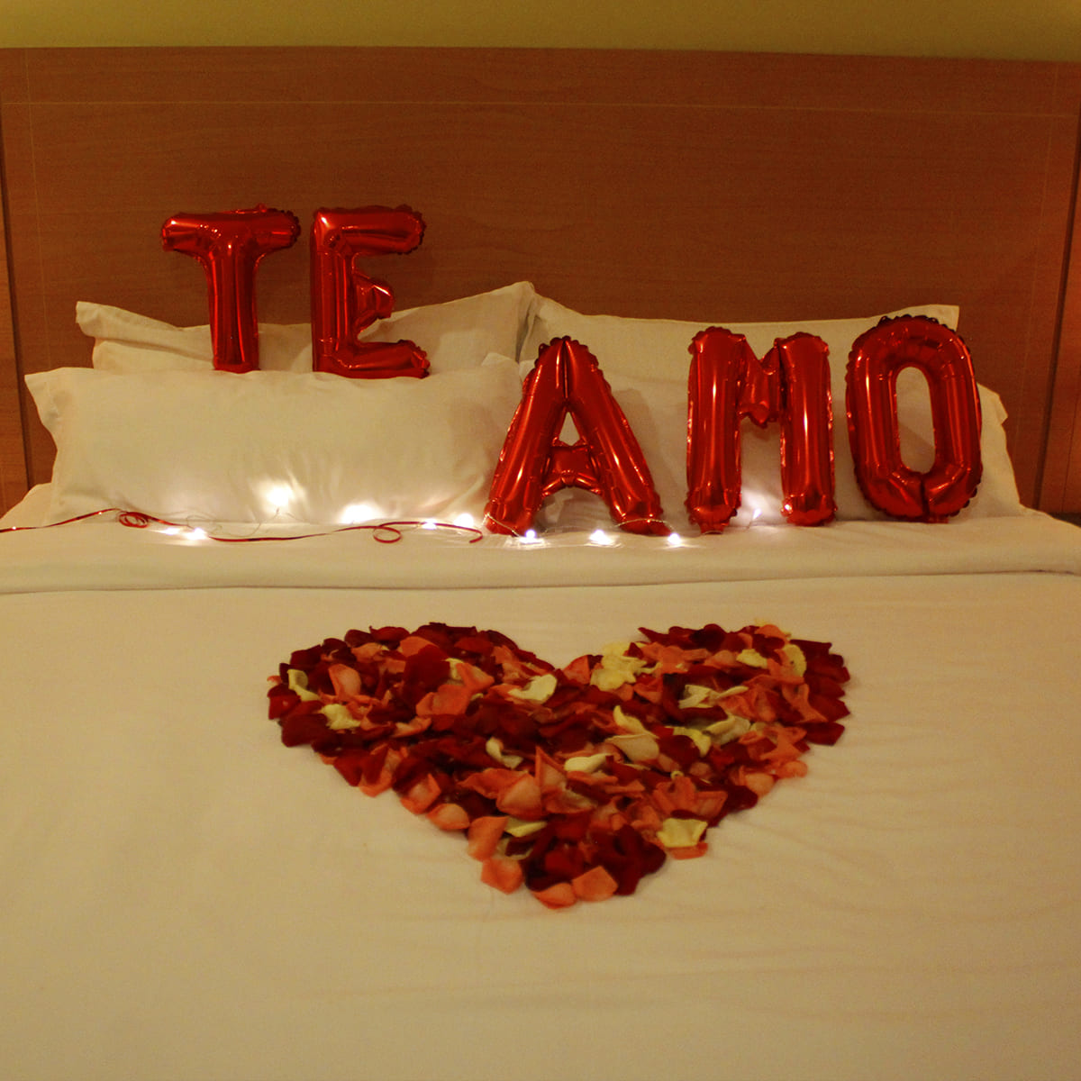 Imagen de tu y yo Descripcion: Te mandamos globos, pelatos de rosas y luces con pilas para que puedas sorprender y divertir a esa persona especial.(consultar stock)