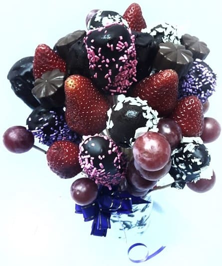 Imagen de Chocoamor Descripcion: Frutas bañadas en chocolate y chocolates en una taza