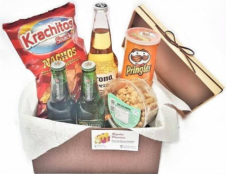 Imagen de Burbujas de amor Descripcion: Caja de regalo con 3 cervezas, papas, mani y queso chedar para acompañar esos deliciozos nachos