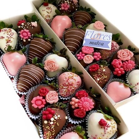 Imagen de frutilllas con chocolate Descripcion: caja con 12 Frutillas bañadas en chocolate
