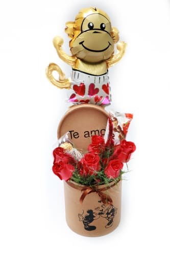 Imagen de No me dejes Descripcion: Caja con 6 rosas,kinder bueno y un ferrero de 3 ,globo de mono enamorado.