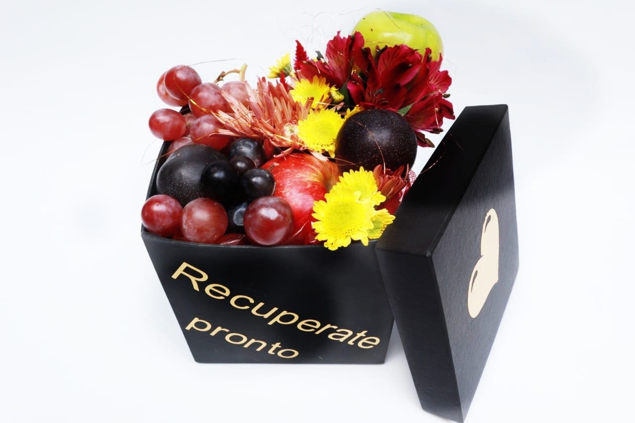 Imagen de Recuperate Descripcion: Caja personalizada con frase a elección, frutas variadas y flores, para alegrar y sorprender.