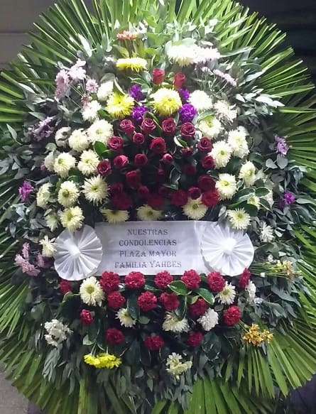 Imagen de Acompañandote Descripcion: Corona funebre con rosas liliums gerberas