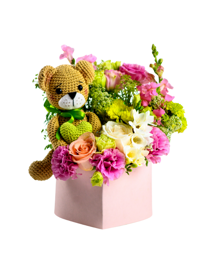 Imagen de Casi tuyo Descripcion: Canasta corazon con peluche y flores rosadas, lisianthus, rosas gipsofila etc.
