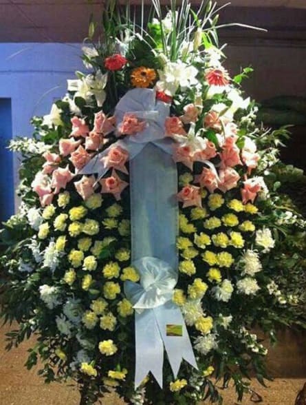 Imagen de Cerrando etapas Descripcion: Corona funebre de rosas liliums gerberas margaritas