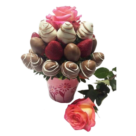 Imagen de Chocoflor Descripcion: Frutillas bañadas en chocolate en una taza con 2 rosas