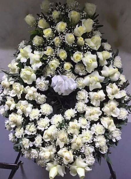 Imagen de Descanso eterno Descripcion: Corona de 20 rosas y otras flores blancas estilo americano