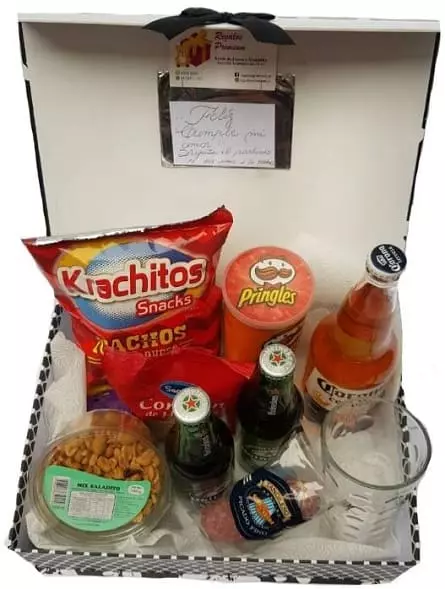 Imagen de Entregate Descripcion: Canasta de Papas fritas, 3 cervezas,un vaso de vidrio, manie, nachos y salamin.