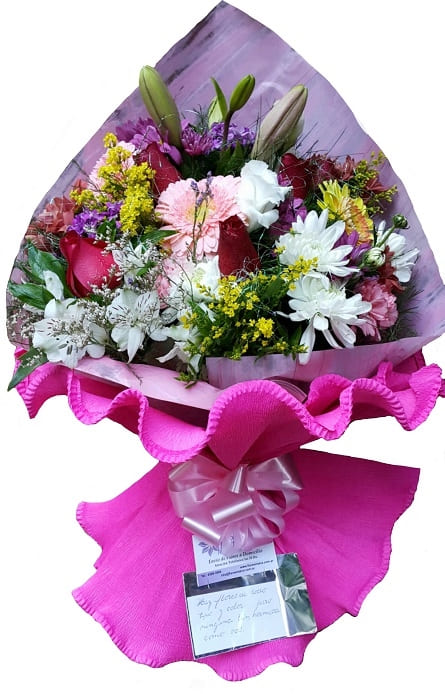 Imagen de Eligiendote Descripcion: Ramo grande de flores variadas con rosas con papel crepe moño y dedicatoria 

 

 

 