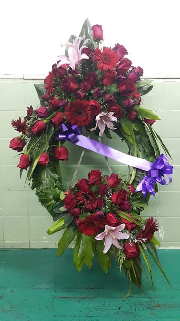 Imagen de Estrella mía Descripcion: Corona de rosas y gerberas