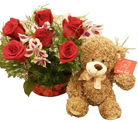 Imagen de Hermosa mia Descripcion: Arreglo floral en una base de plastico con oso y 6 rosas con flores variadas.