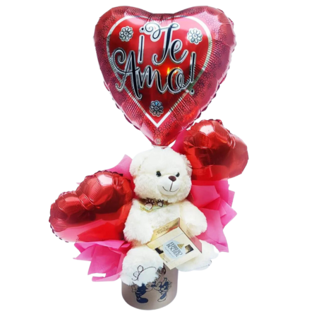 Imagen de Sueño Contigo Descripcion: Canasta personalizada con dibujo de mickey y mini besandose, ferrero rocher chocolate mini, dos globos corazon y un globo te amo grande, oso 50cm.