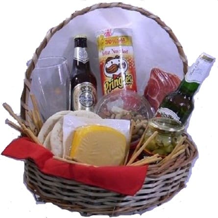 Para ellos Imagen de Para ellos Descripcion: Canasta con 2 cervezas, copa, pan árabe, aceitunas, queso y jamón, pringles y manies