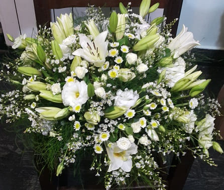 Imagen de Para vos Descripcion: Cubre cajón de rosas liliums lisianthus 70 cm