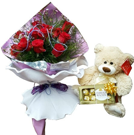Imagen de Pienso en ti Descripcion: Ramo 12 rosas  papel crepe con chocolates ferreros  y oso 