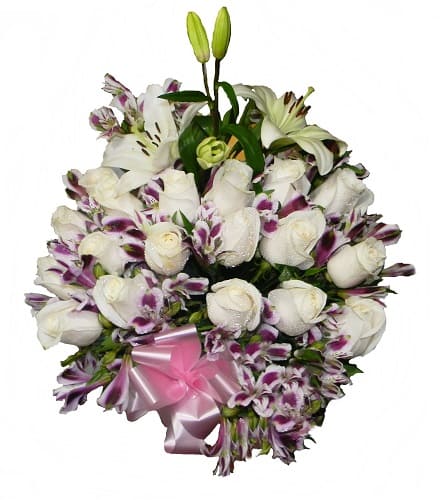 Imagen de Preciosa Descripcion: Arreglo floral con 16 rosas, lilium y astromelias, base de vidrio 
