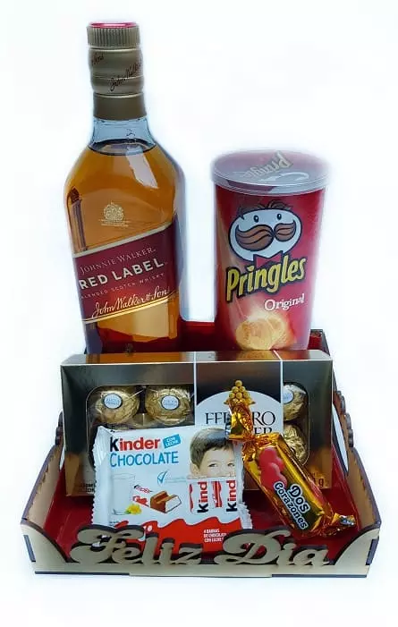 Imagen de Canasta Whisky Descripcion:  Canasta con Wisky Red label de 750cc, una caja de ferreros rocher, unas pringles, kinder 4 barras y 2 corazones