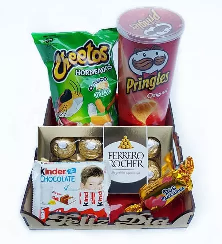 Imagen de Bandeja Feliz Dia Descripcion: Bandeja Feliz dia con Cheetos, papas pryngles, kinder 4 barras, dos corazones y unos ferreros rocher caja de 8 unidades.