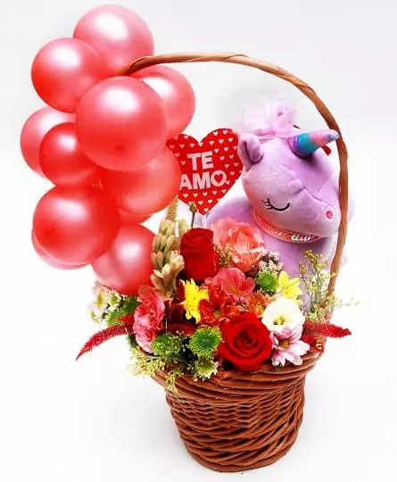 Imagen de Más que tu amigo Descripcion: canasta con globos, peluche y flores variadas 