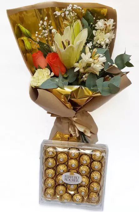 Imagen de mi vida Descripcion: Ramo de flores delicado con caja grande de 24 ferreros 