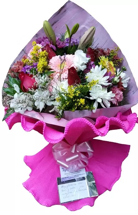Eligiendote Imagen de Eligiendote Descripcion: Ramo grande de flores variadas con rosas con papel crepe moño y dedicatoria
