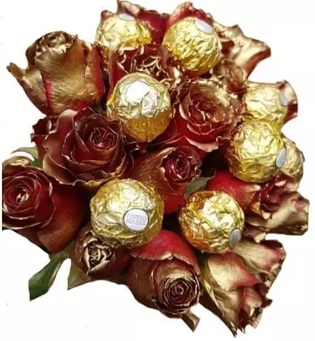 Imagen de Desde el alma Descripcion: Ramos de 15 rosas con pintura dorada y 9 chocolates ferrero.