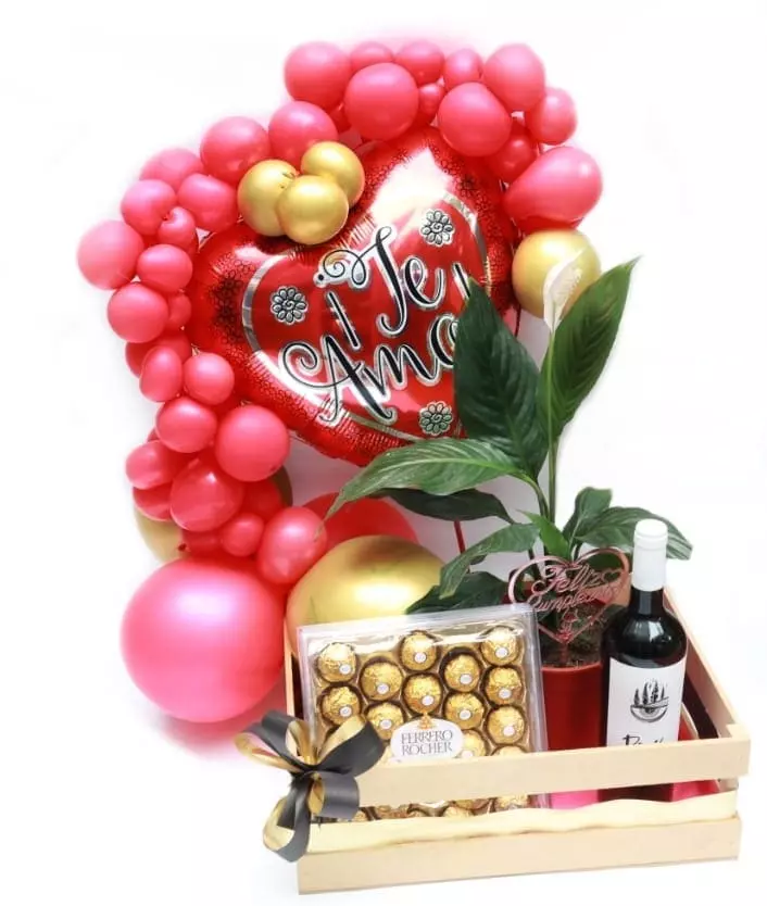 Imagen de Pensando en ti Descripcion: Canasta con arco de globos como en la imagen,caja de chocolates ferrero grande ,vino fino y planta spathiphyllum (planta de interior con flores blanca).