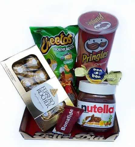 Imagen de Con Amor Descripcion: Bandeja con nutella, bonafide, bon o bon, pryngles, cheetos y ferrero rocher 