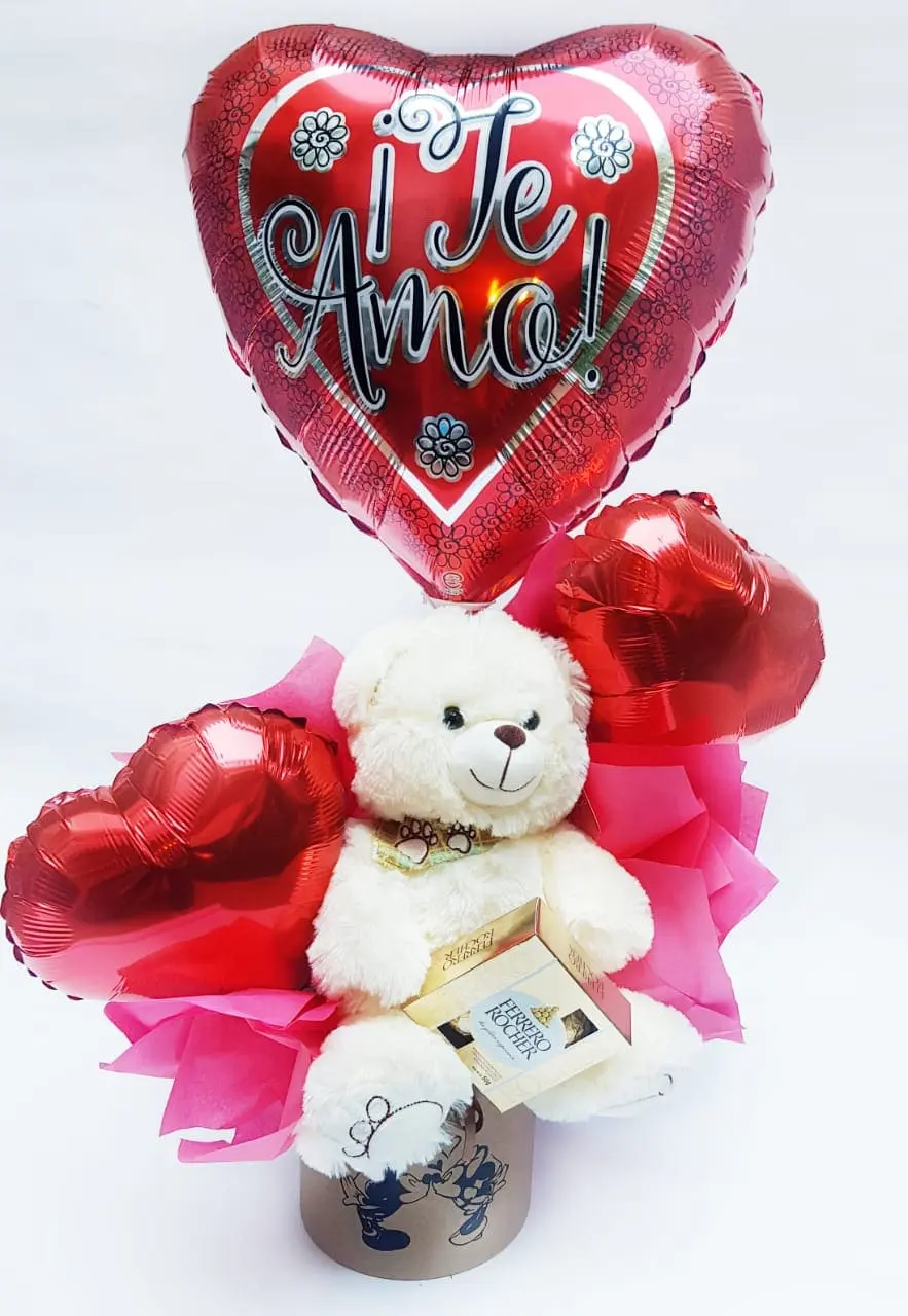 Imagen de Sueño Contigo Descripcion: Canasta personalizada con dibujo de mickey y mini besandose, ferrero rocher chocolate mini, dos globos corazon y un globo te amo grande, oso 50cm.