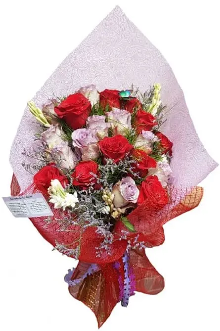 Imagen de Te Amo Descripcion: Ramo premium de 12 rosas papel tela importada con decoraciones nardos perfumados, mariposa brillos .Rosas importadas