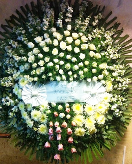 Siempre contigo Imagen de Siempre contigo Descripcion: Corona funebre de 2 metros con 80 rosas, alelis, astromelias,liliums y gerberas