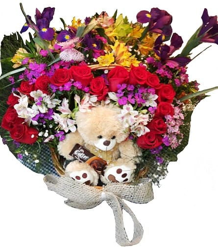 Imagen de Te acordarás Descripcion: Canasta con floral oso y chocolate, rosas formando un corazón y flores variadas