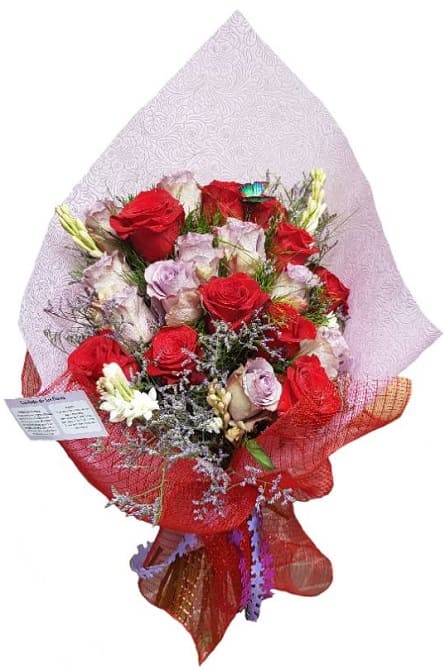 Imagen de Te Amo Descripcion: Ramo premium de 12 rosas papel tela importada con decoraciones nardos perfumados, mariposa brillos .